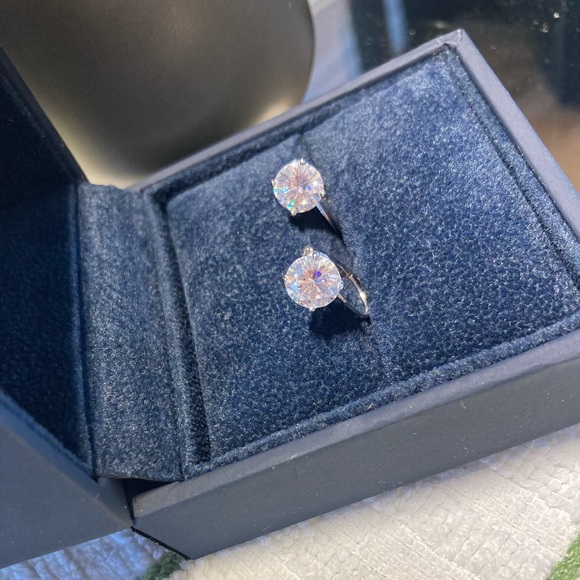 Moissanite round solitaire leverback earrings - Picture 2 of 5